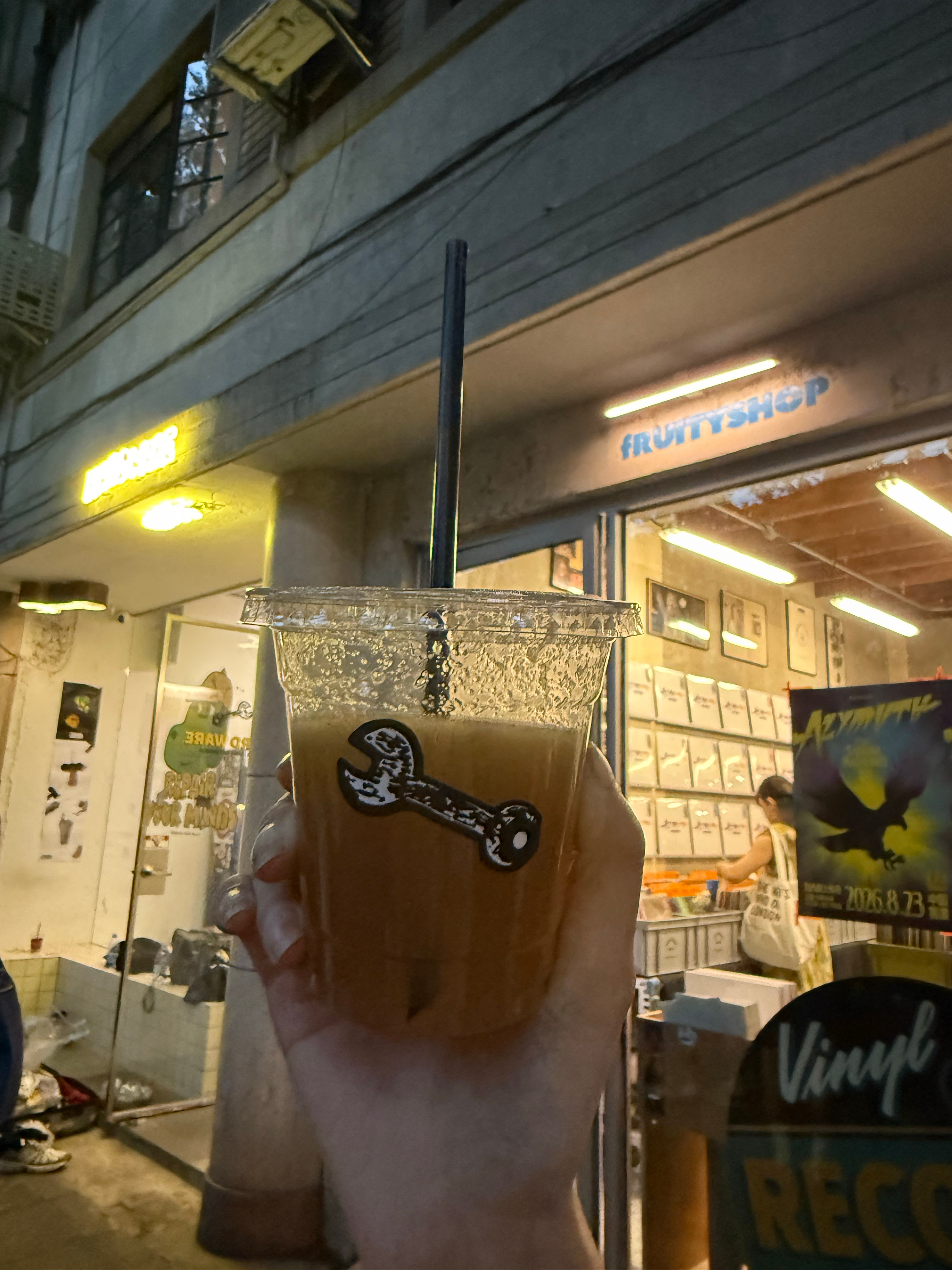 好幸福 工作的时候被隔壁工作人员认出来中场休息的时候他托人给了我一杯果汁好甜蜜啊