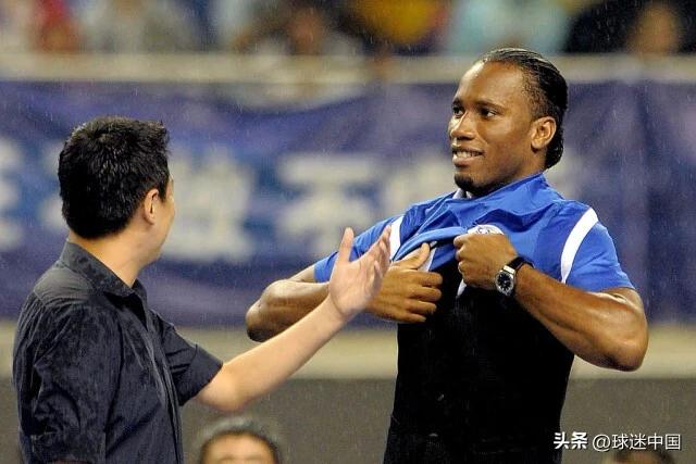 2012年，上海申花同时拥有德罗巴和阿内尔卡两位切尔西巨星，震惊世界足坛。这对曾