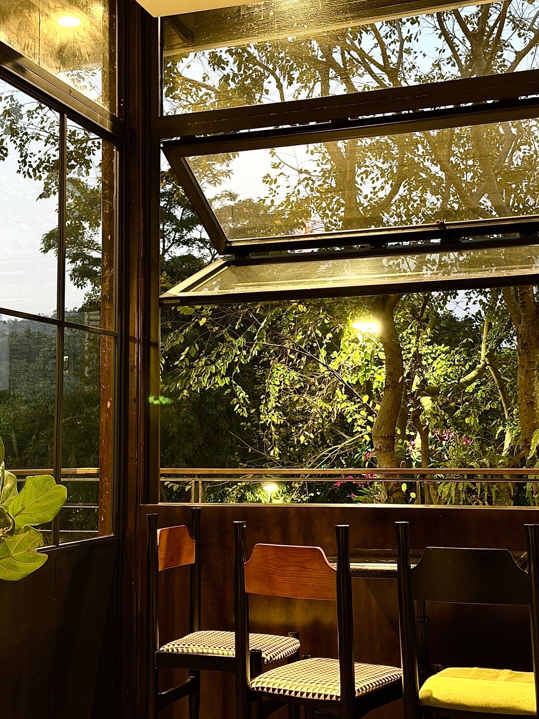 请喝咖啡的漂亮姐姐今日穿搭 珠海