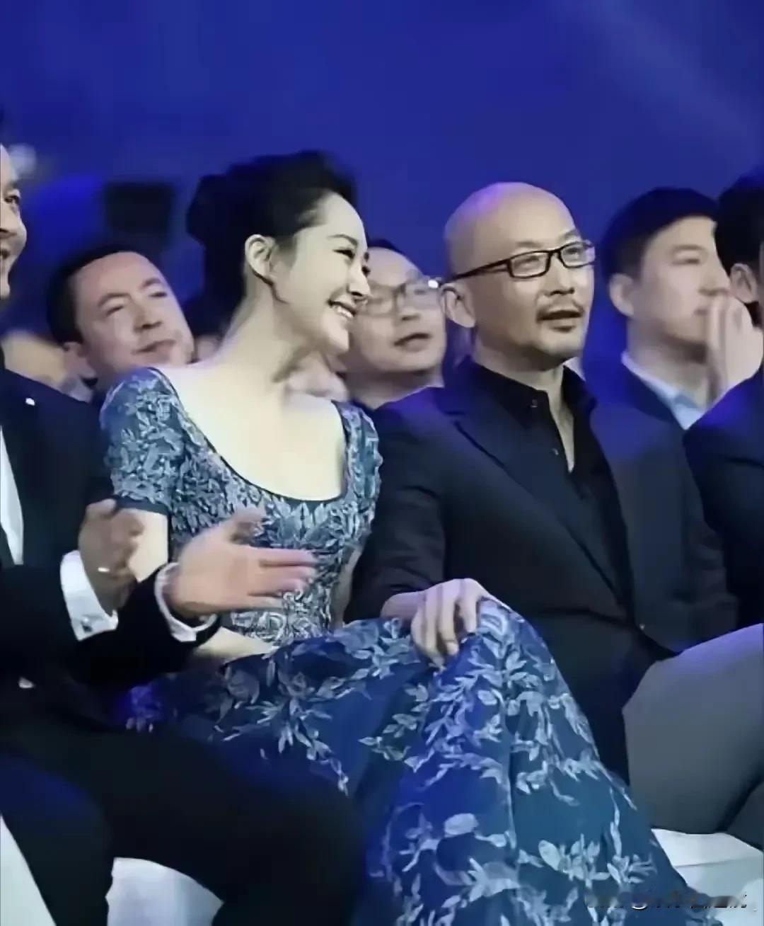 这张老照片有点辣眼睛，照片中这个眼镜男在公共场合，竟然把手放在许晴的腿上，实在是