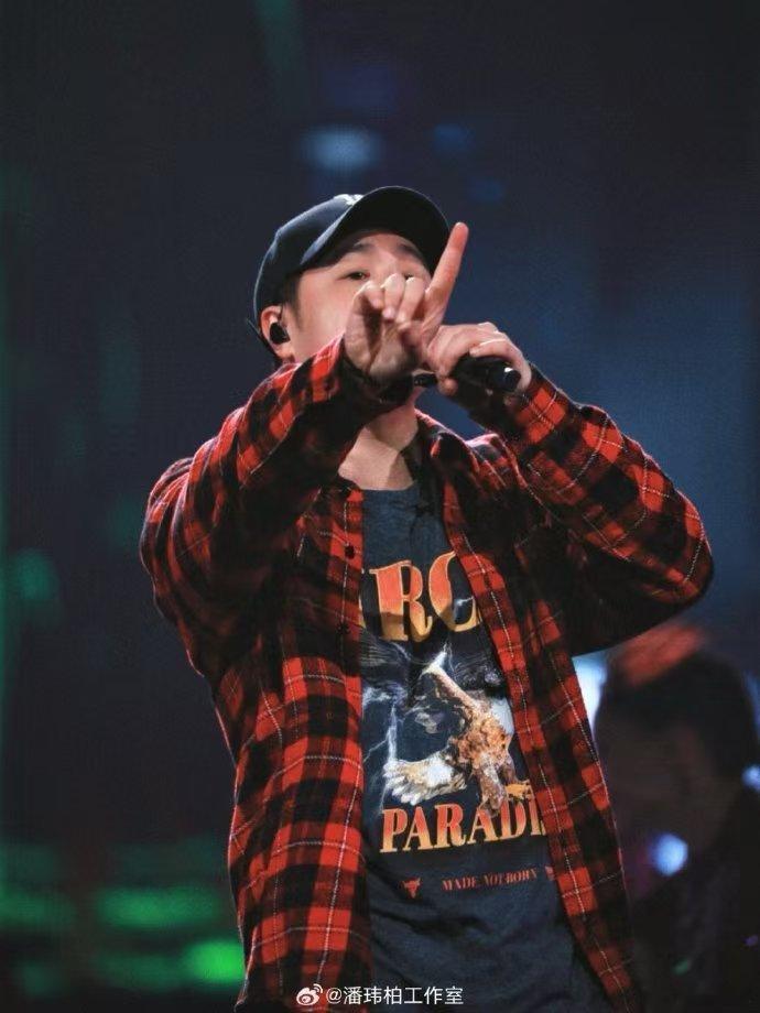 潘玮柏今夜不回家唱我  跨年之夜，潘玮柏的《今夜不回家》让我感受到了音乐的魔力，