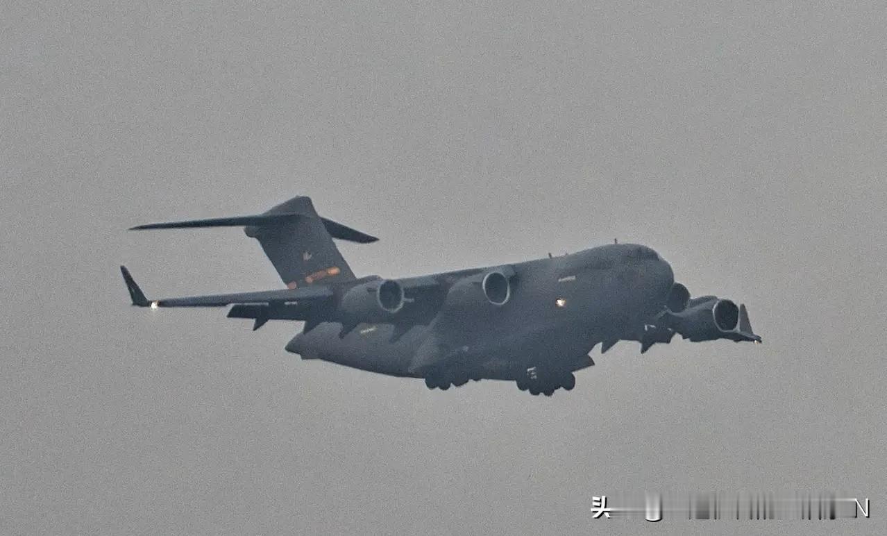 5月1日，一架美军C-17运输机飞抵北京首都国际机场。这架C-17运输机抵达北京
