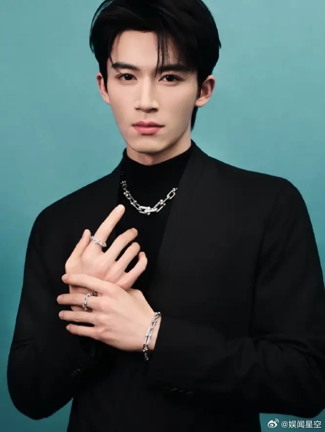 蒂芙尼代言人集体亮相三里屯开幕活动！蒂芙尼全球品牌代言人章子怡，中国品牌代言人唐