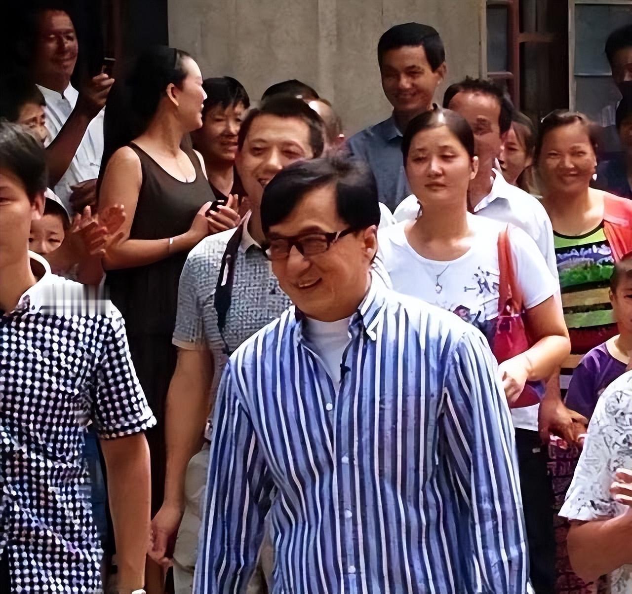 2013年8月底，成龙放下手头工作，低调回到安徽芜湖房桥村完成祭祖心愿。消息很快