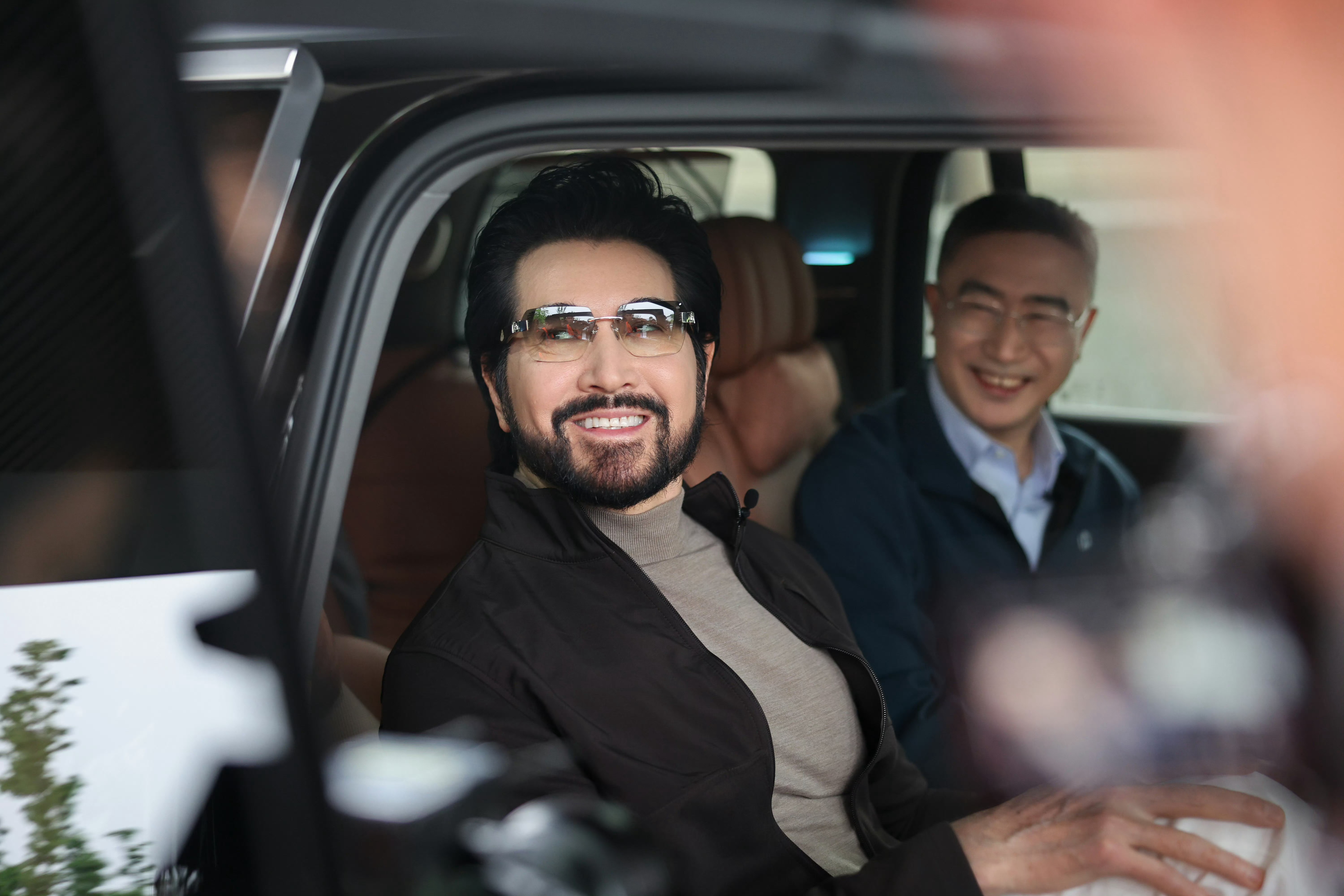 突然发现，费翔参观零跑工厂戴的是迈巴赫的墨镜，影视行业演员出境的服化道都是认真考