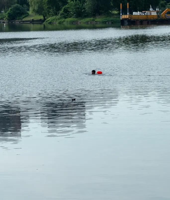 2024年6月9日17:42，上海苏州河江宁路桥段发生一起落水事件。一个染着金色