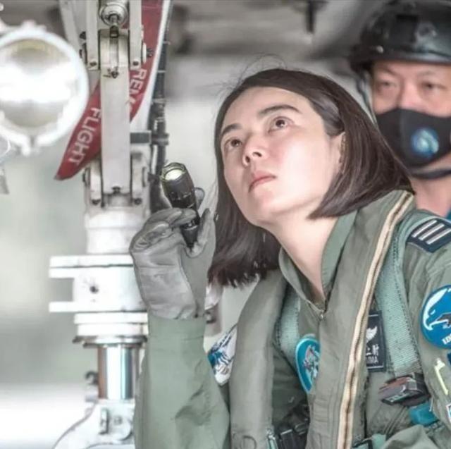 台专家蔡正元在节目中发言：台湾省一空军战机女飞行员曾放狠话说，“只要长官一下命令