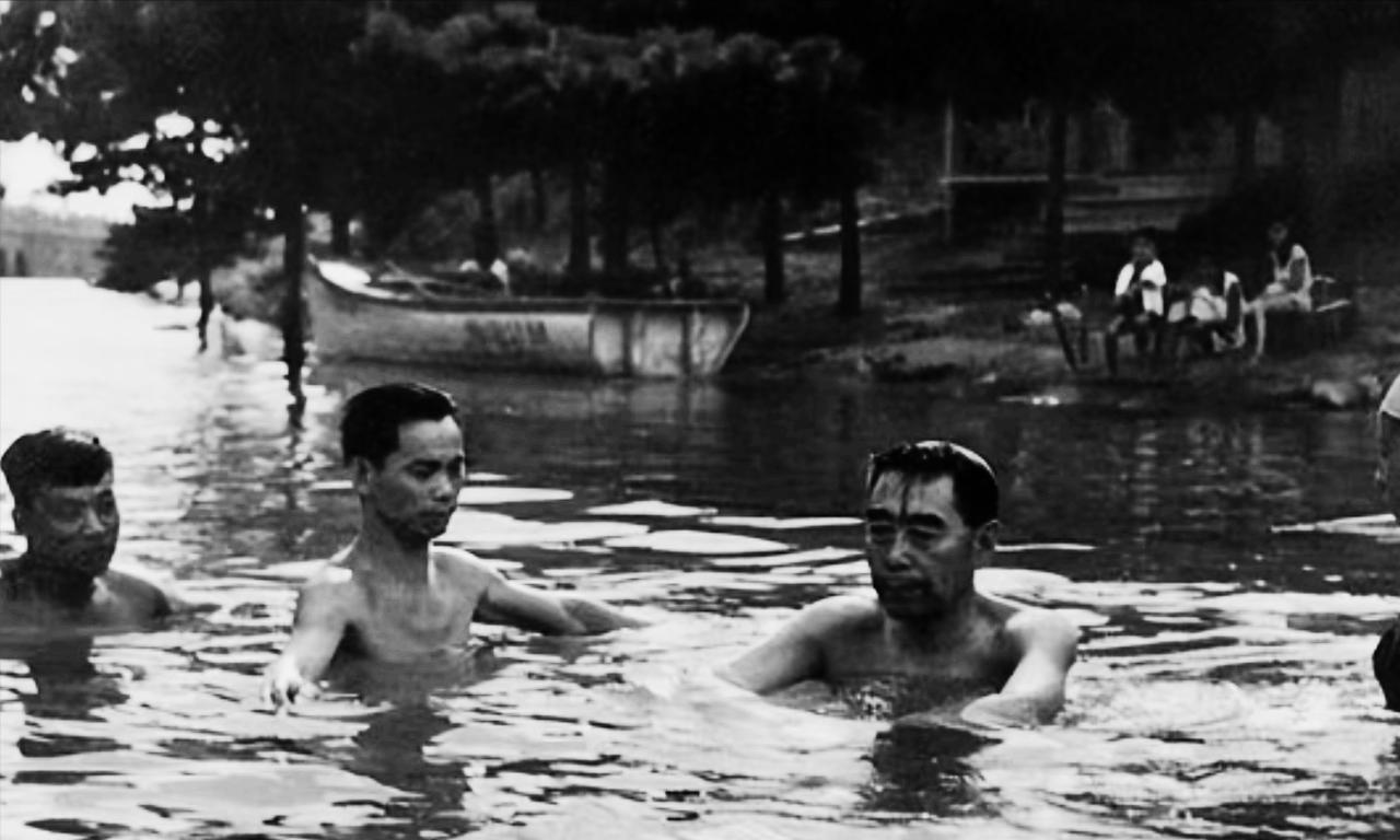 1961年，63岁的周总理学游泳，因右臂旧伤无法伸直，最终遗憾放弃。


196