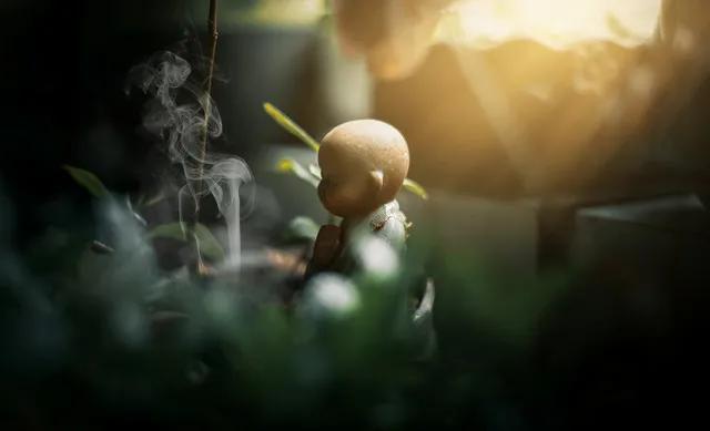 《悟世守心》
茫茫世路幻千般，
顺逆皆为因果环。
莫惧波折霜雪阻，
心底无私天地