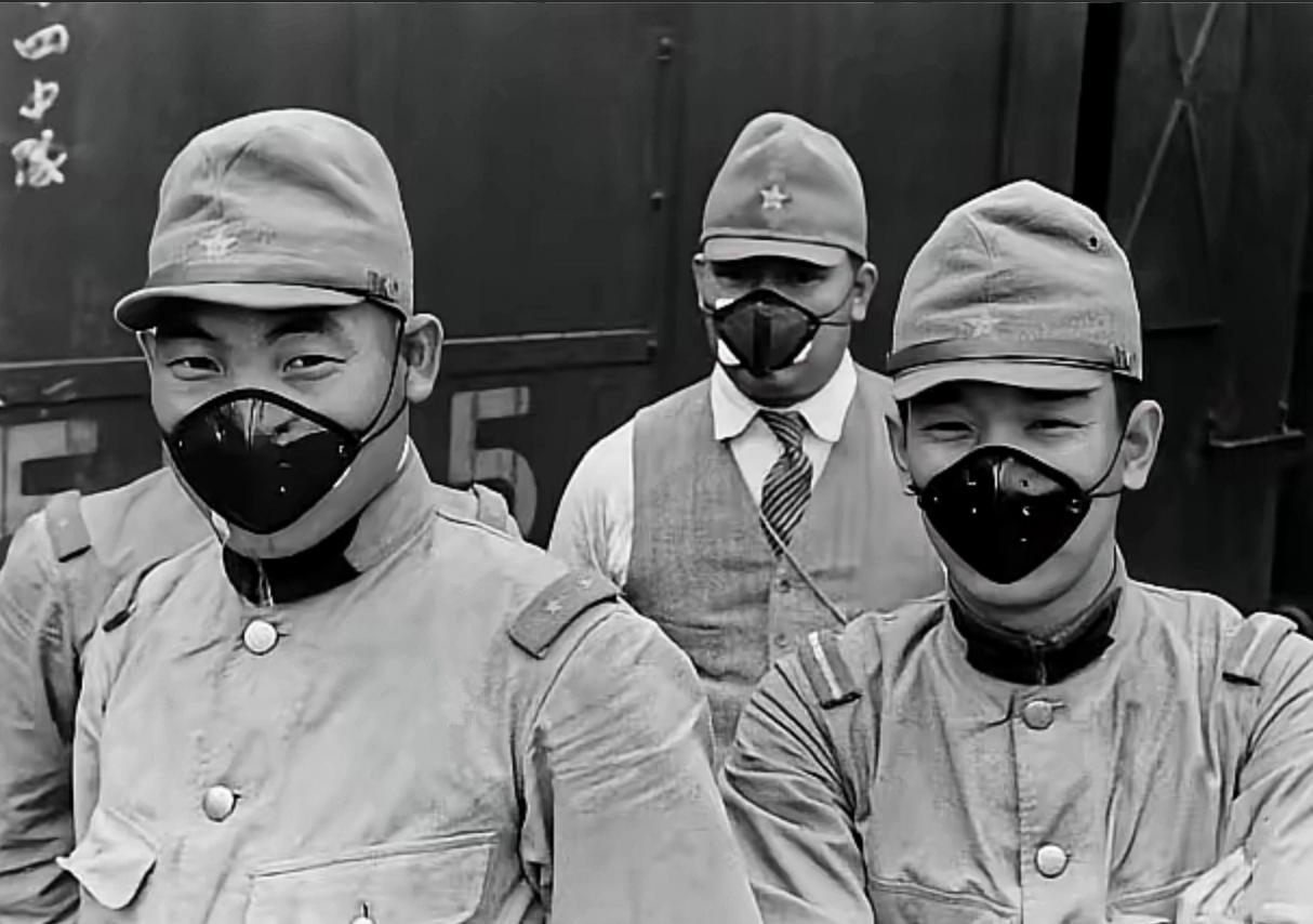 1937年，摄影师拍到的三个日军士兵。请注意看他们嘴巴上套着一个奇怪的黑色的东西