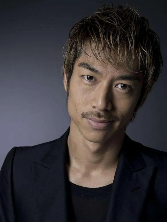黑泽良平怎么看都是一张大佐脸
他可以考虑出演抗日剧
饰演最大反派
他在舞台上的那