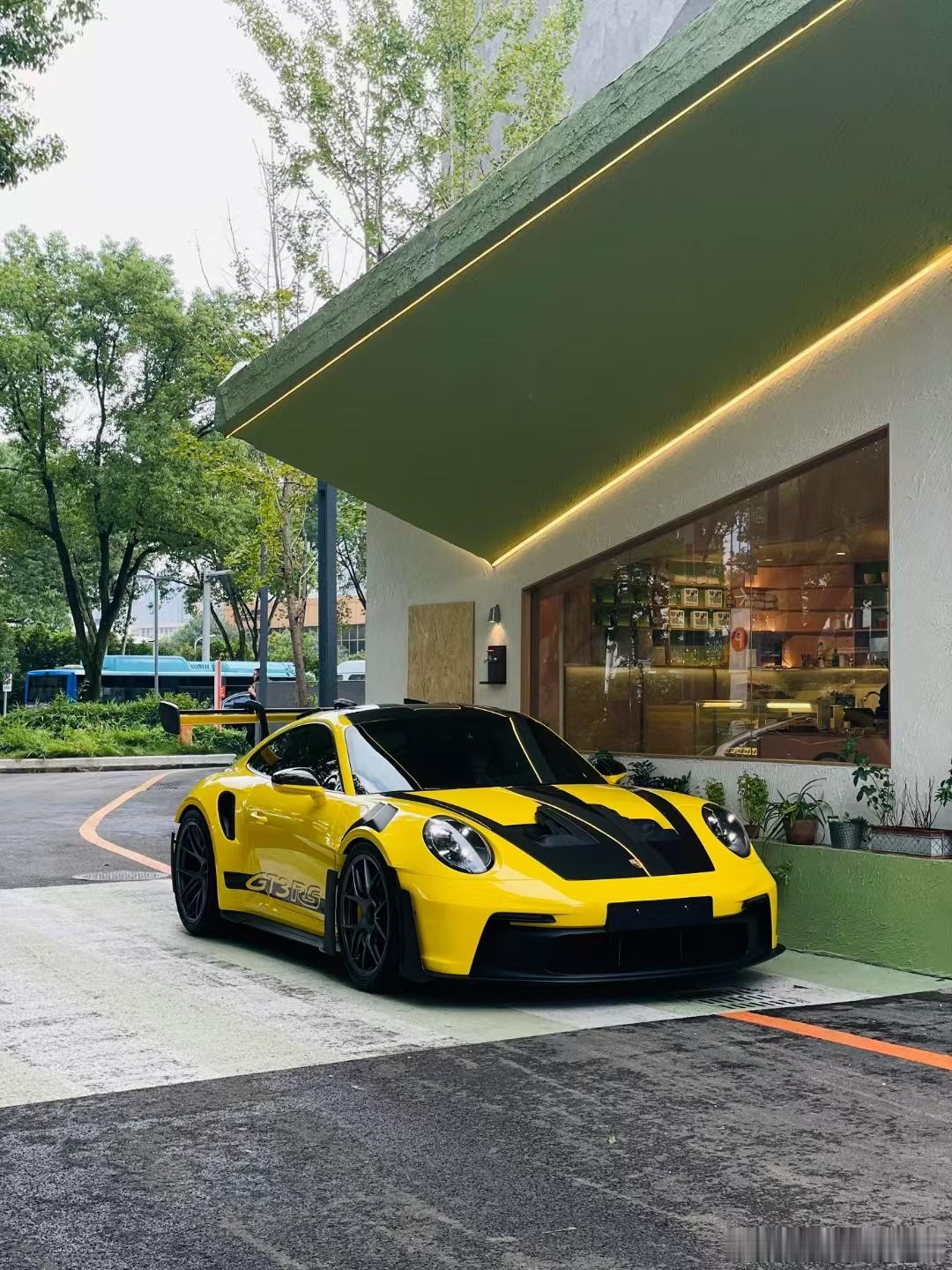 保时捷911 GT3 RS采用了源自赛车的设计理念，空气动力学设计是这款车的一大