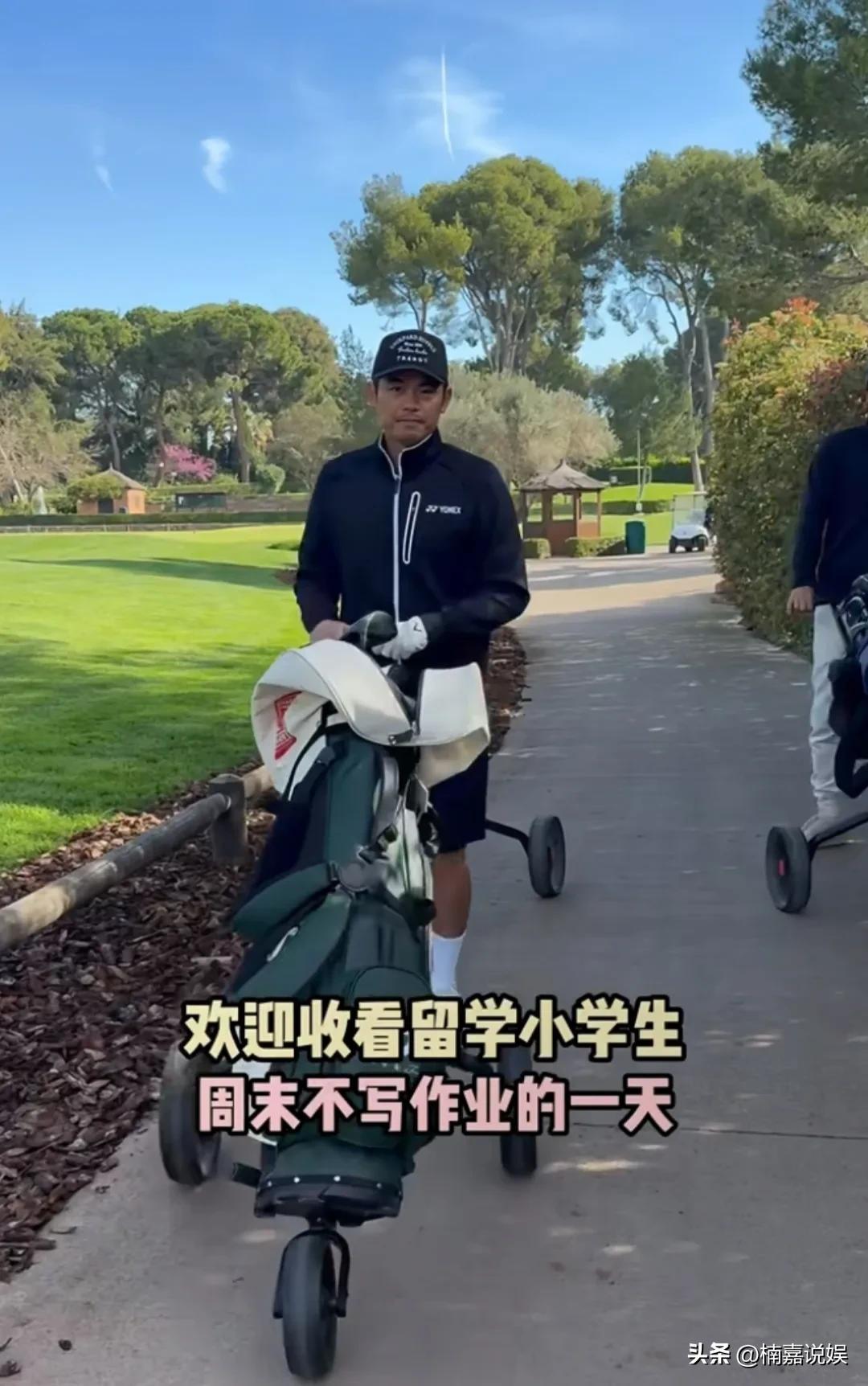 林丹晒视频，在西班牙陪老婆儿子过周末，一家三口齐乐洋洋，好温馨的画面。
一家子和