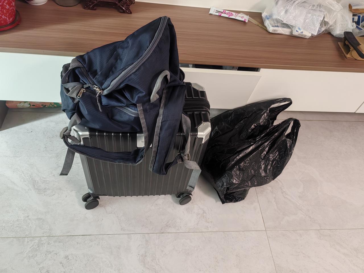 自从买了小行李箱，大行李箱不用了。因为大行李箱本身比小行李箱重一半，经常拖着行李