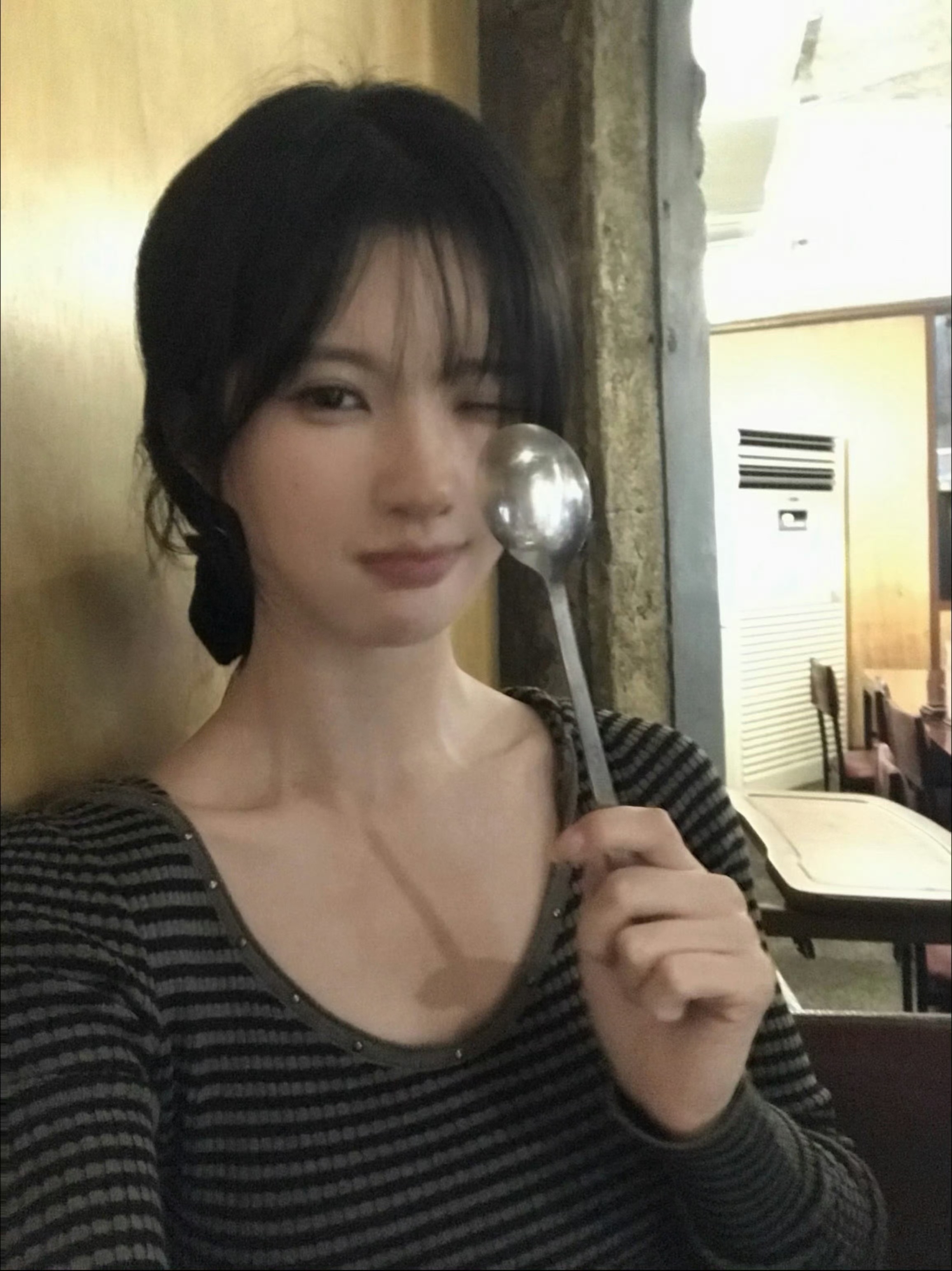 刘些宁太会捕捉生活感了🍰捧着甜点、举着勺子调皮，甜甜糯糯的 ​​​