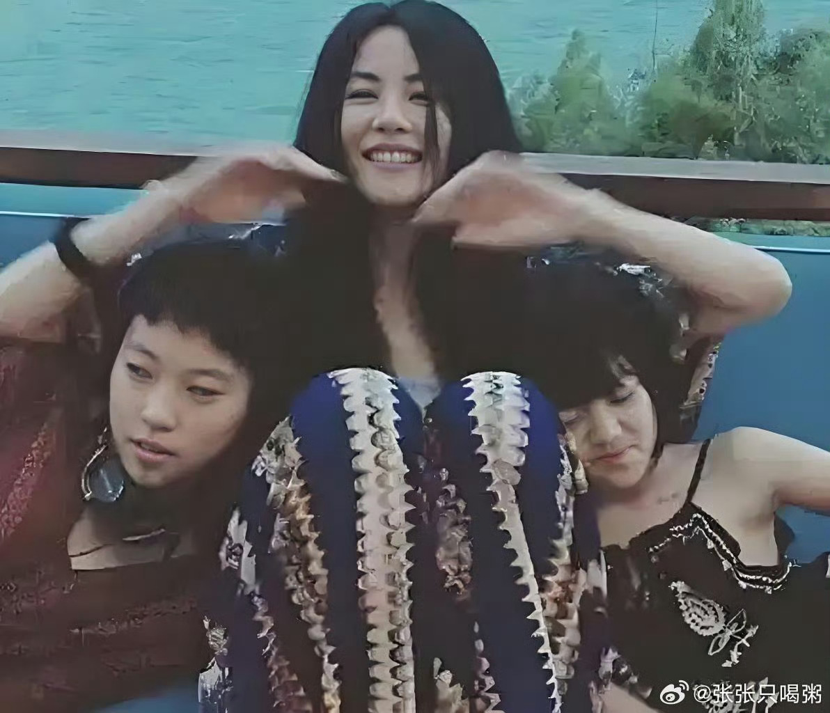 李嫣窦靖童一个像王菲一个像窦唯李嫣窦靖童宋妍霏同框，李嫣这么美了发现李嫣气质身材
