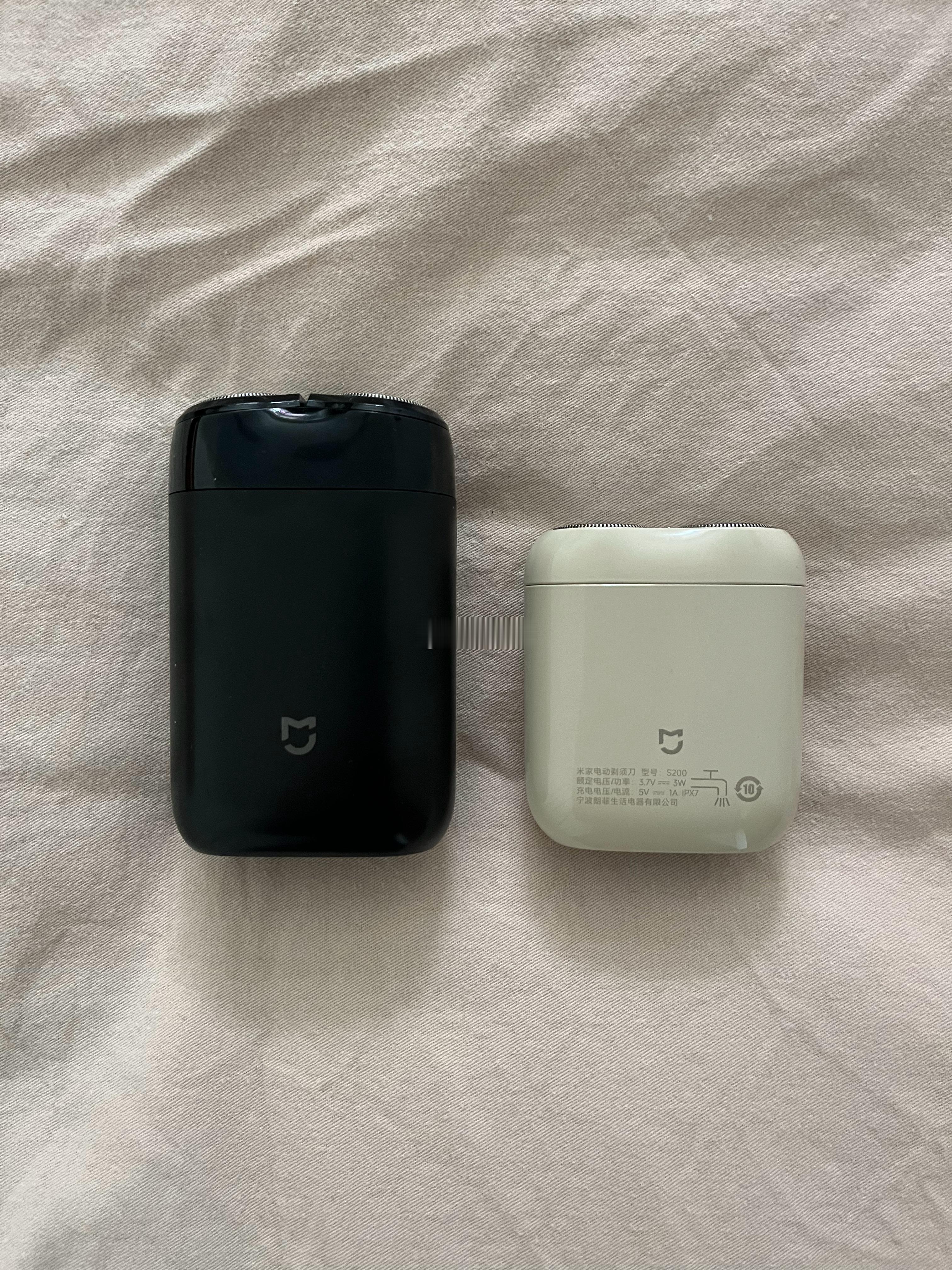 回国没带剃须刀，买了俩小米的，左边50右边200，用起来没感受到区别[允悲] 