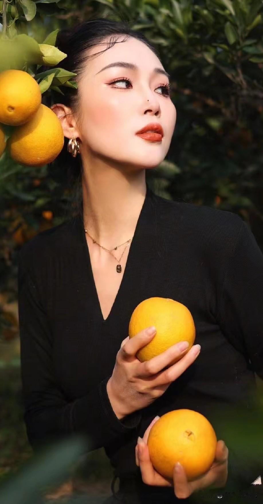 [看]借图打个招呼[看]  秋日果园 橙香四溢，黑衣美人与橙子的完美邂逅🍊💃