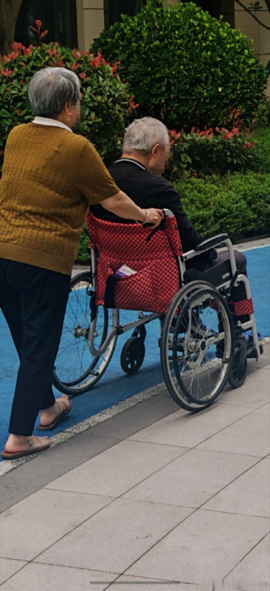 我现在对我媳妇花钱比对我父母还有女儿都要大方，因为对父母和女儿是责任，对媳妇是属