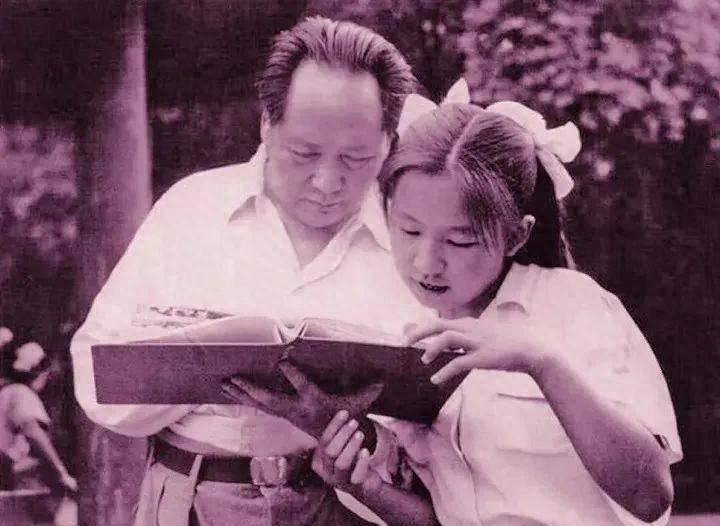 1949年，毛主席的女儿李讷，因为在一节音乐课上指出了教材的错误，老师很生气，就