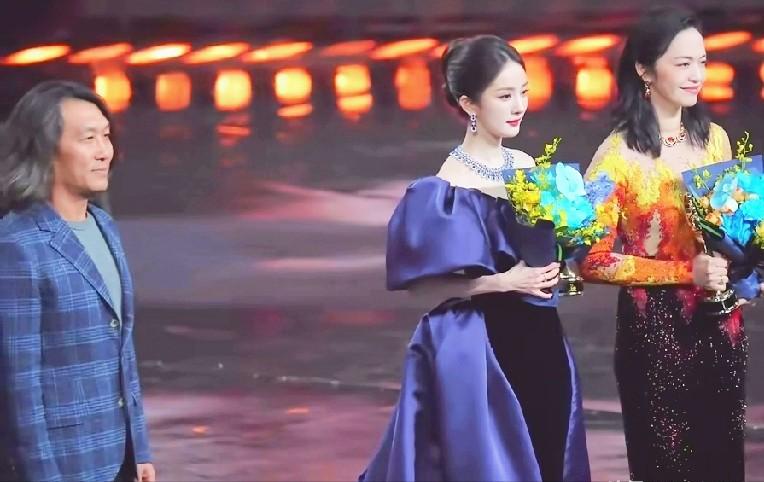 微博之夜：上半身华丽，想起张爱玲“华丽的外表”其实更藏问题。

现场上半身打扮得