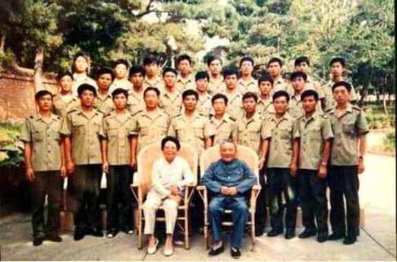 1996年，曾担任邓小平警卫员的马林准备结婚，可未来的岳母却提出要马林拿出百万聘