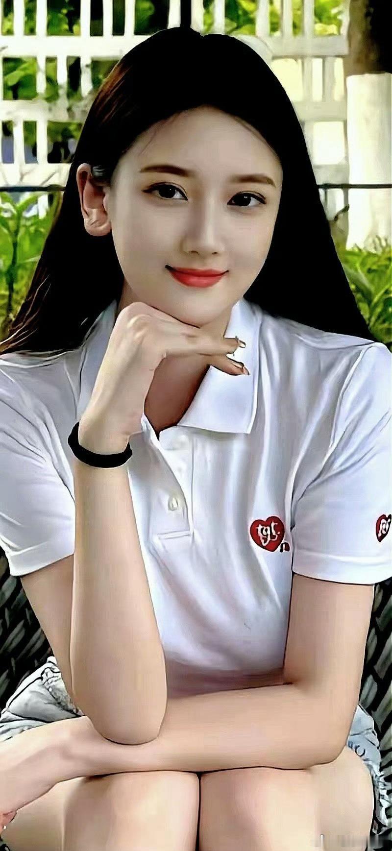 什么样的女人易吸引男人？1、不一定很漂亮，但举止淡定柔和，有静气。2、穿着适度，