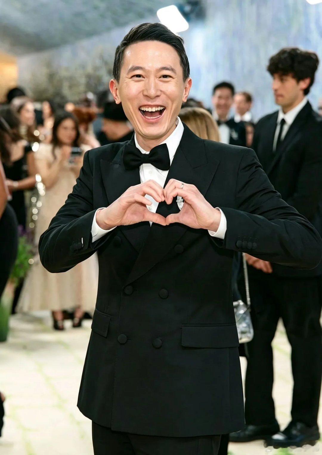 周受资和太太高伟宴一起亮相Metgala，现实中的双强组合！夫妇俩今年又现身Me