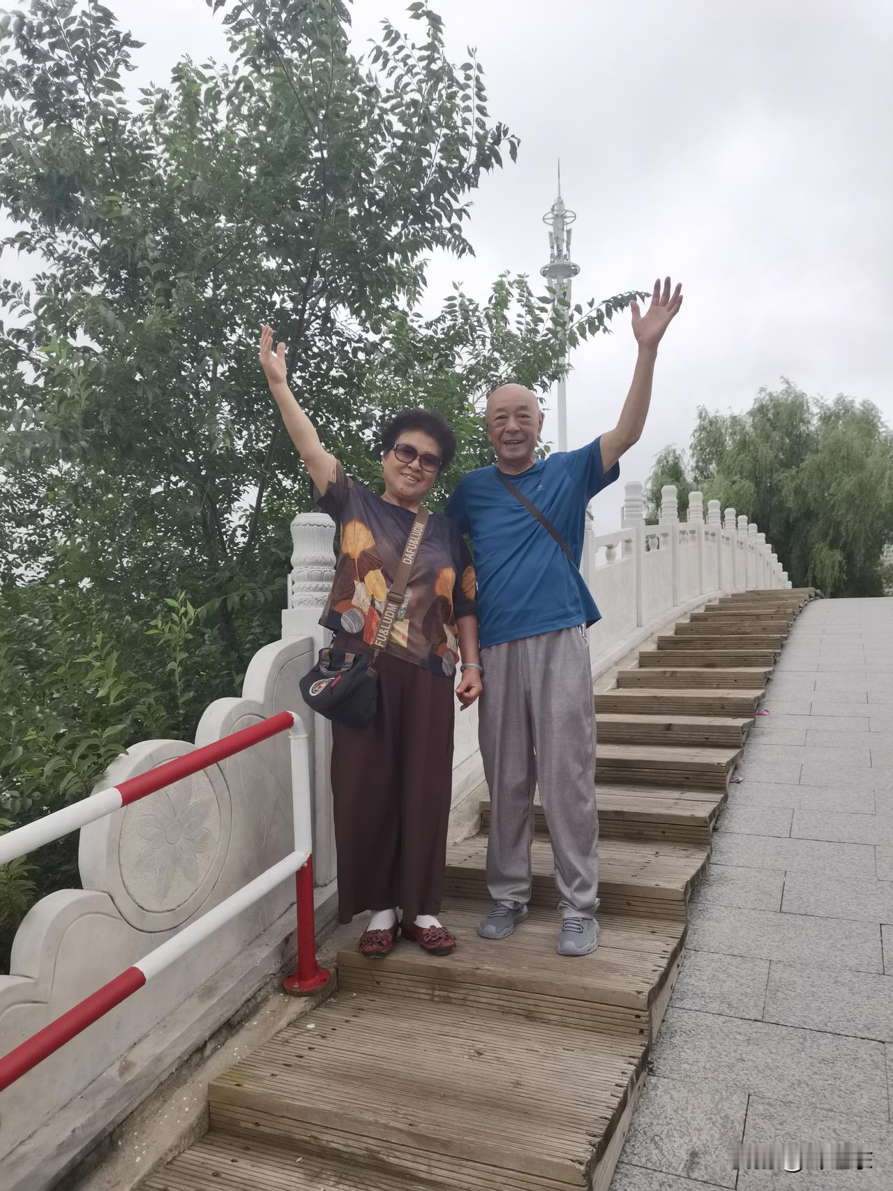 伉俪游
伉俪同游滨州湖，
古桥留影贺远足。
凉爽吹拂心欲醉，
请续句……
（一片