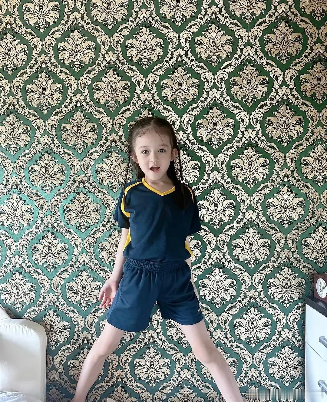 樊少皇这个大眼睛长在他身上不咋好看。。。长他女儿身上还挺合适 