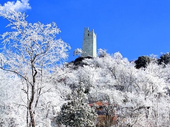 滑雪党集合！北川九皇山冰雪狂欢季❄️来了！羌寨冰雪云端狂欢来袭：滑雪场里驰骋追风