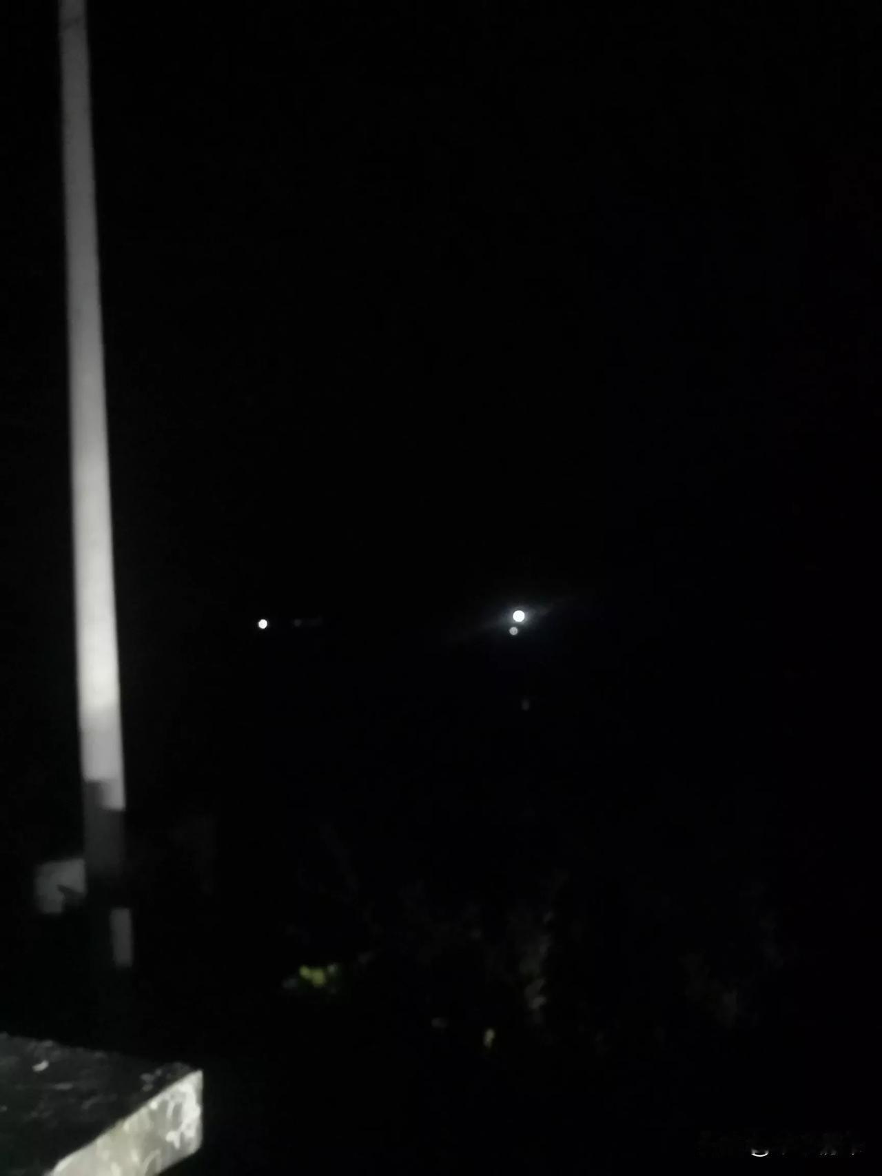 在金堂县广兴镇，从广兴到冯店桂竹路上，野外的两边山上，一闪一闪的亮光，引起了我的