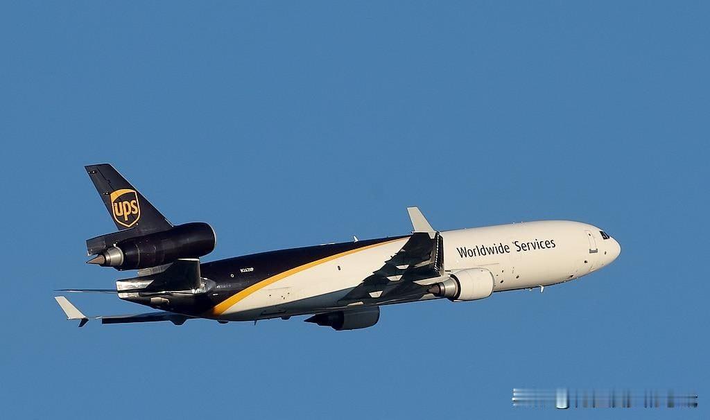 刚起飞就失控坠毁！本月4日，K州某机场一架麦道11货机突发事故，现场残骸遍地，焦