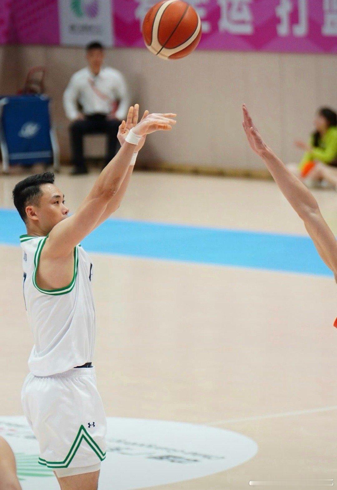 原帅今天暴露了[允悲]明天一定注意安全！对面估计上全套了原帅三分太准了 ​​​