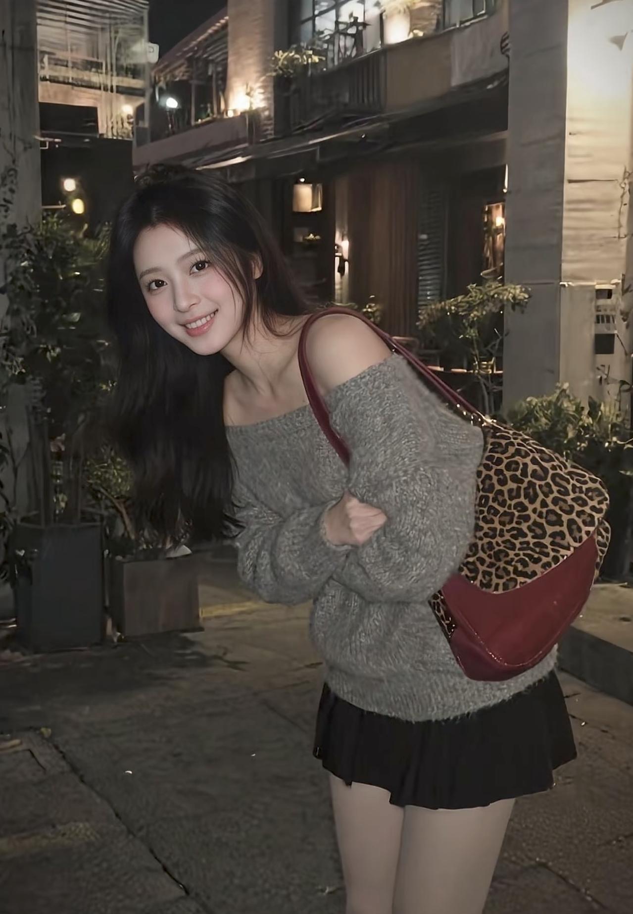 夜晚的街头，把慵懒和甜妹感焊在身上，豹纹包包是不经意的小叛逆～