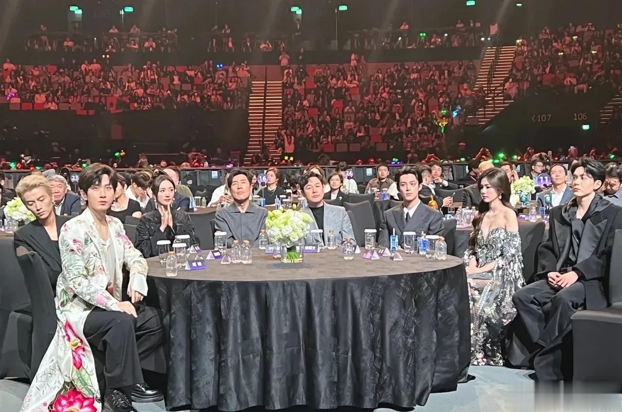 爱奇艺尖叫之夜主桌坐的明星们:于和伟 张颂文 杨幂 刘诗诗 陈晓 成毅 王鹤棣 