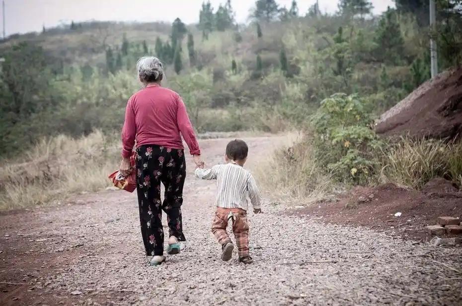 最好的文笔是过往的点滴，大家都能看得懂，能感同身受的文字。
初三男孩怀念逝世的奶