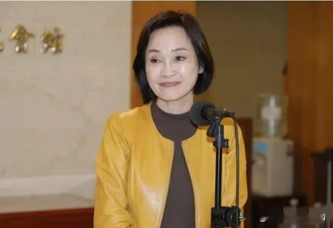 柯志恩领先赖瑞隆6.3个百分点，她还真信了，乐呵呵地跟大家说：“中间选民最重要！