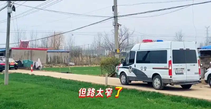 暖心！江苏宿迁，执行巡逻任务警车在乡间小路遇到进村婚车，两车相遇无法会车通行。警