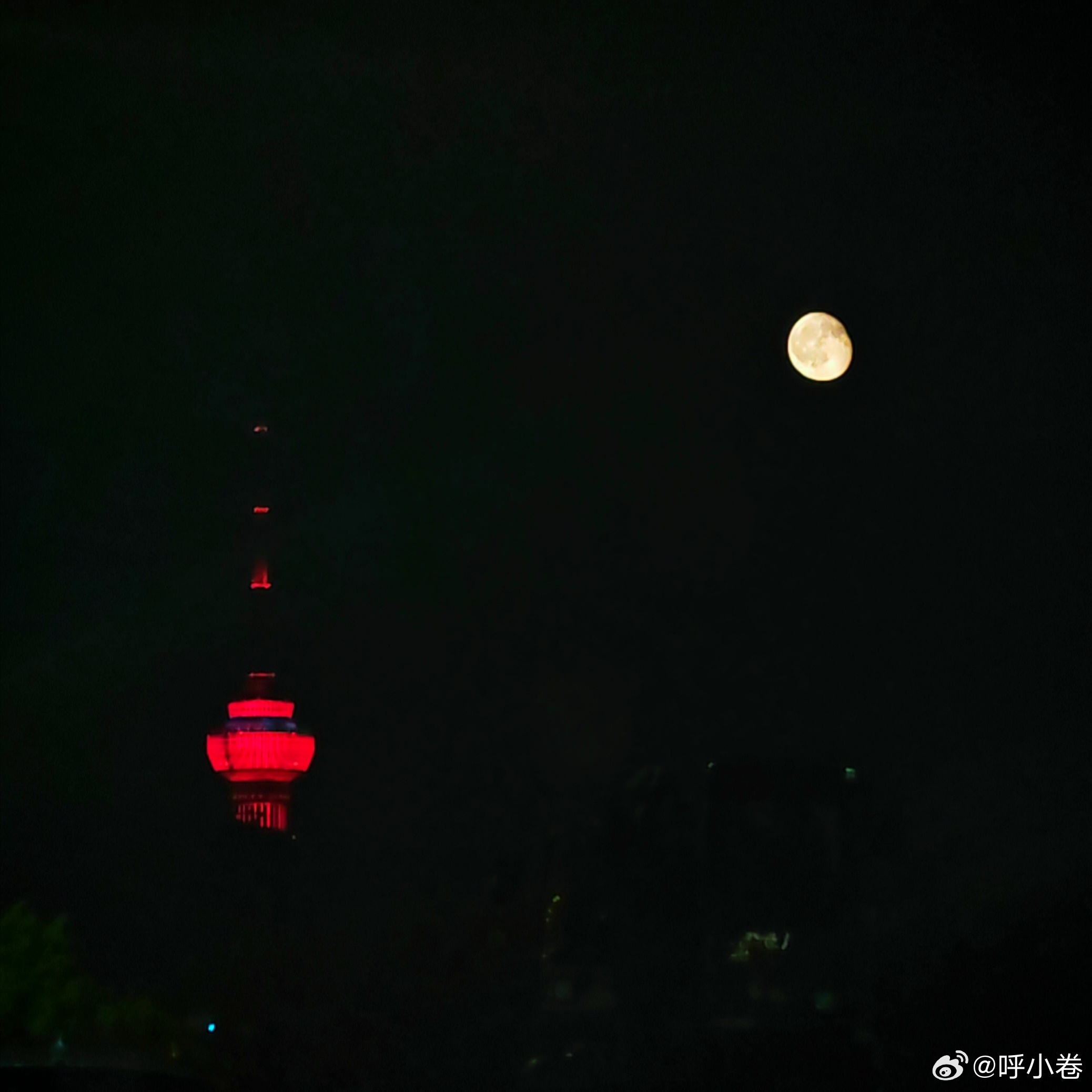 月亮和电视塔同框，还挺有氛围我怕我忘了