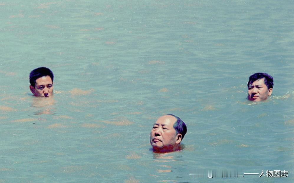 1966年7月16日毛主席在武汉畅游长江