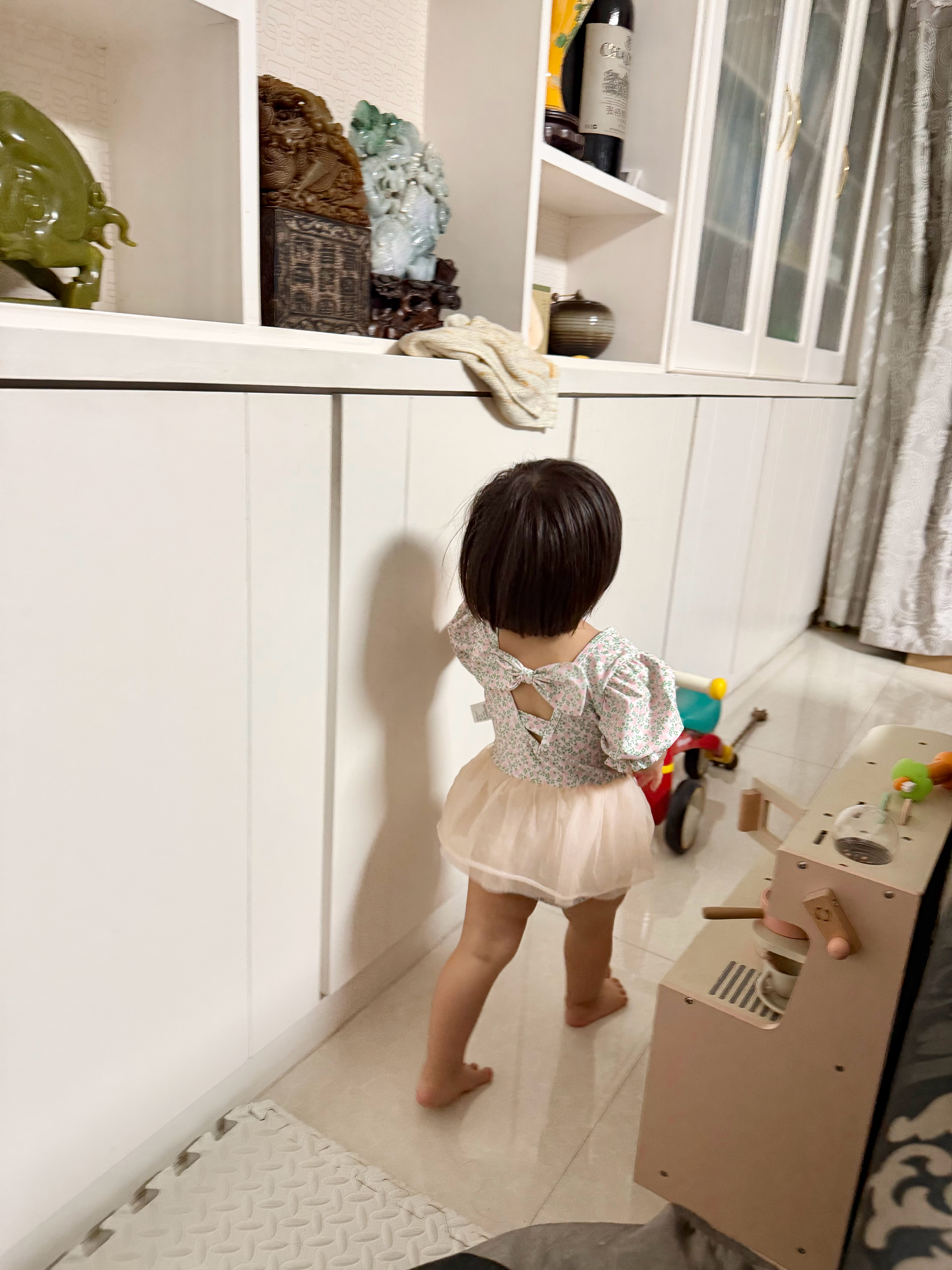 孩子现在知道臭美了不年不节的非要穿上泳衣去照镜子