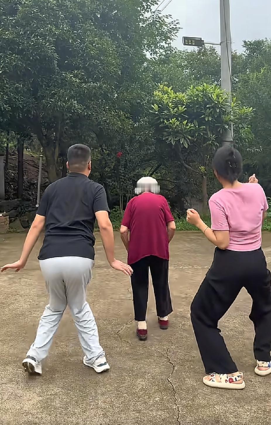 100多岁的白发奶奶，突然满脸伤感地跟陪伴身边的孙子感叹了一句，孙子的一个做法，