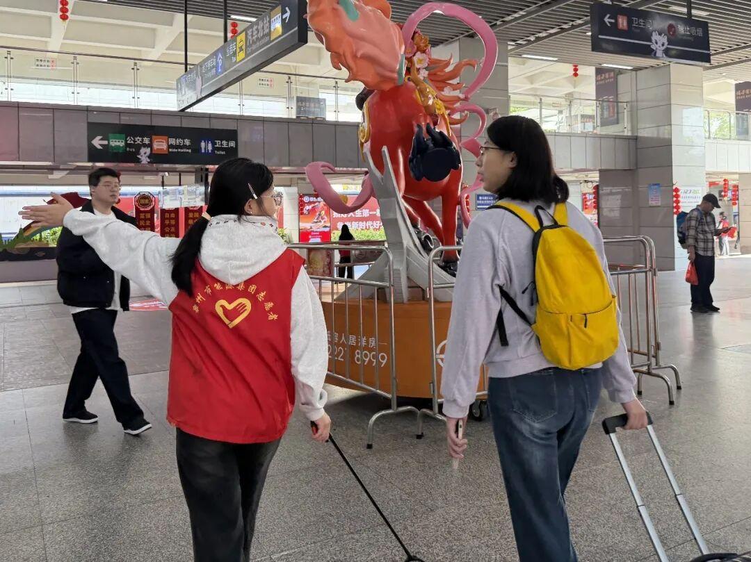 泉州动车站暖心一幕！12名志愿者红马甲上岗，旅客：这就是世遗城市的温度！
 
4