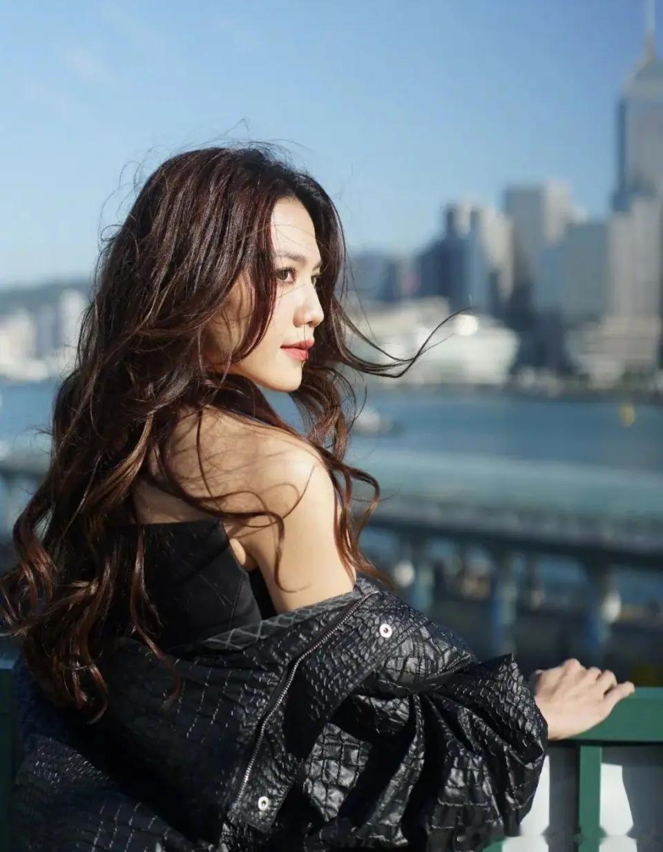 豪门怒告女星，十年绯闻终上法庭！



“不认识！没交集！”千亿富豪李家诚一纸诉