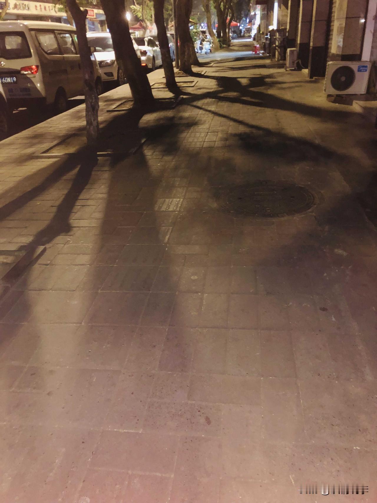 同学聚会，

我参加过一次，再也不参加了，而且退了好几个群。

不是我清高，而是