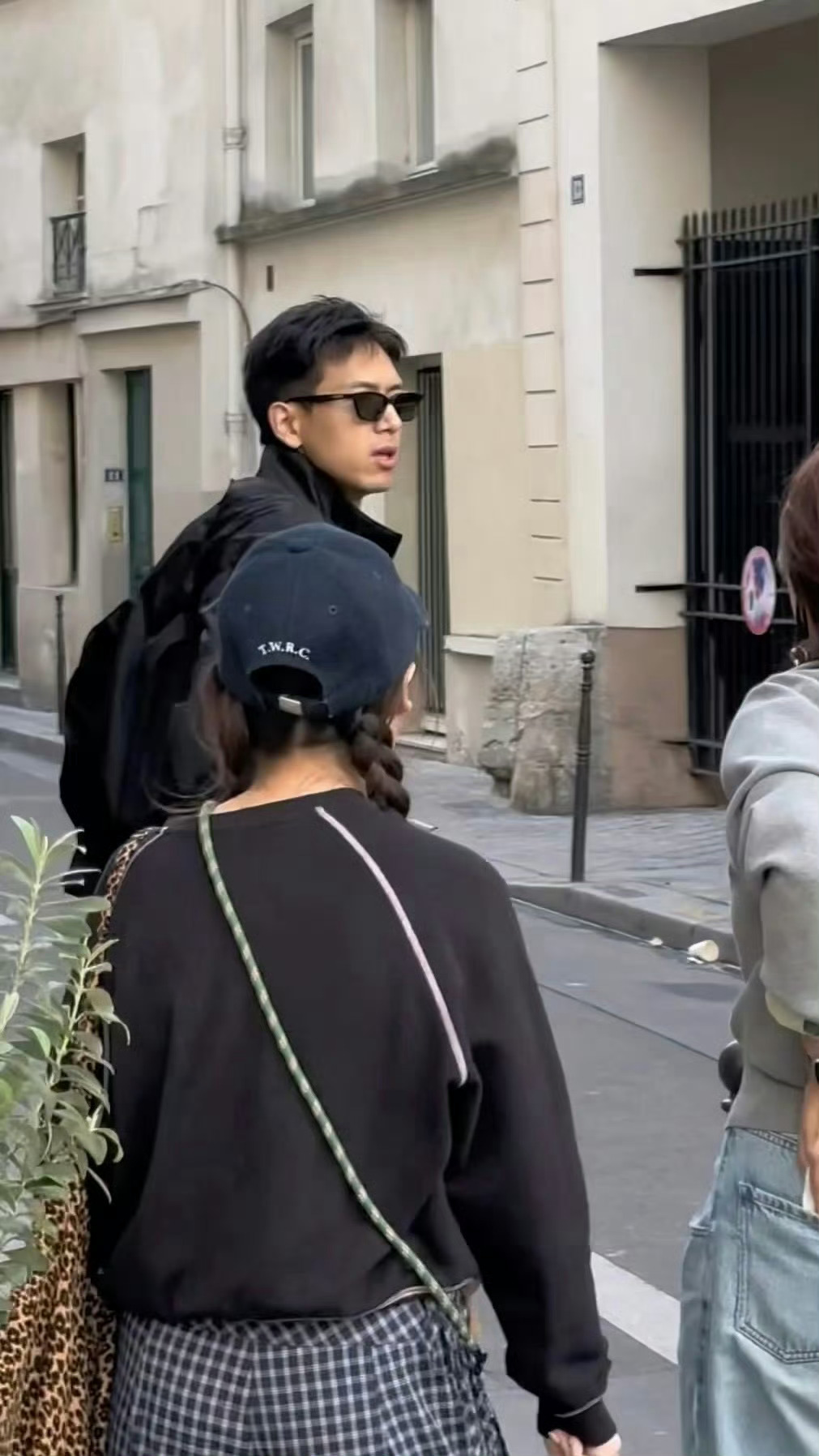 网友在巴黎偶遇李现李现说自己素颜不好看，不许乱说了，素颜明明超抗打，到现在还记得