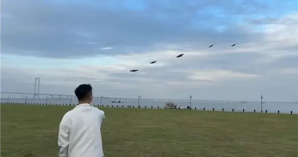 男子單手操控5臺大疆無人機 指哪打哪 網友：科技修仙
