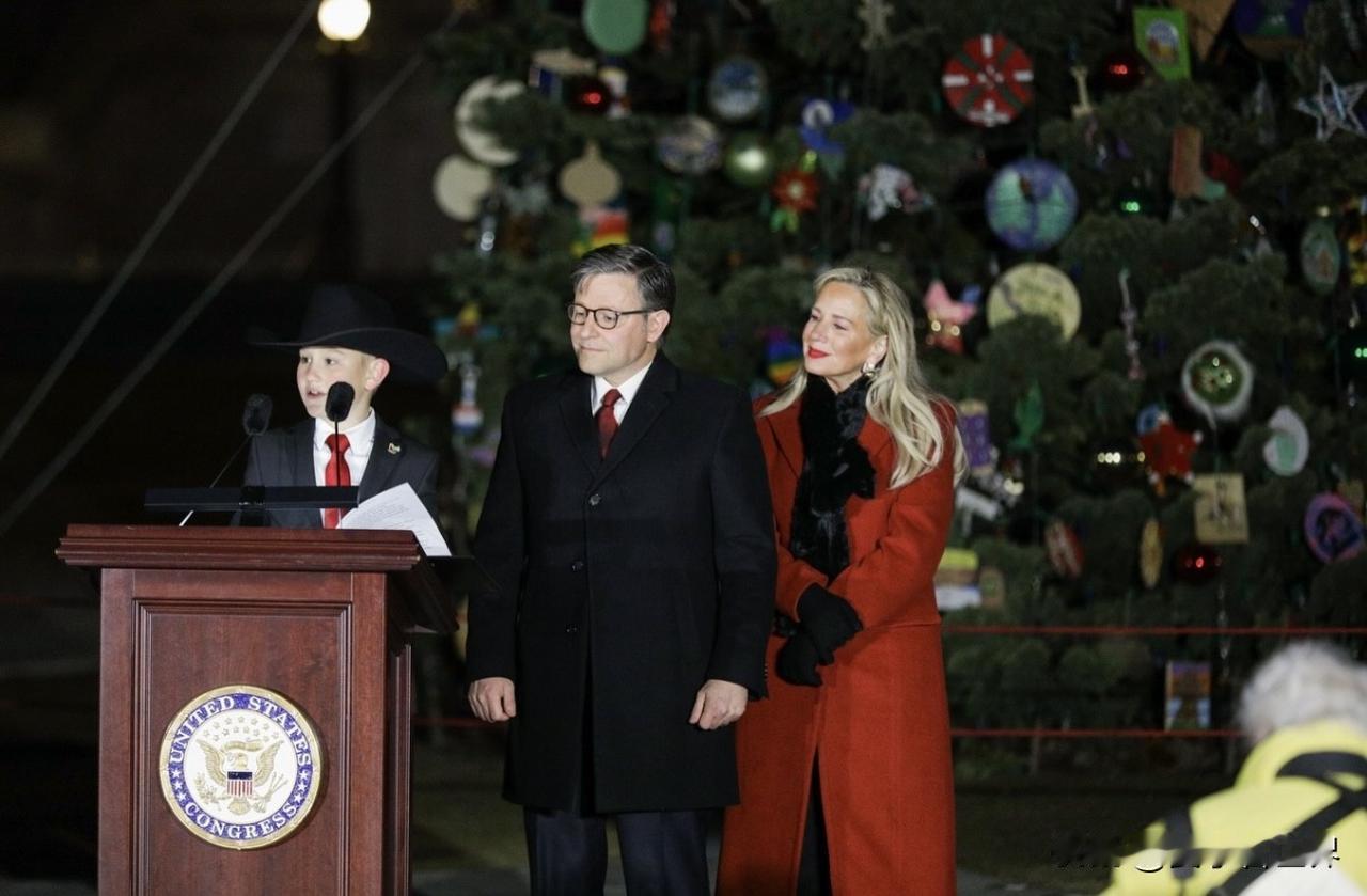 華盛頓正式過聖誕節了🧑‍🎄
今年的聖誕樹來自內達華州🎄
	
Last ni