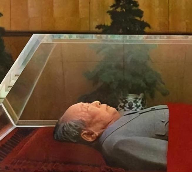 躺在水晶棺里很多年的毛主席，如今看上去也还是和睡着了一般安详。这个特制的水晶棺不